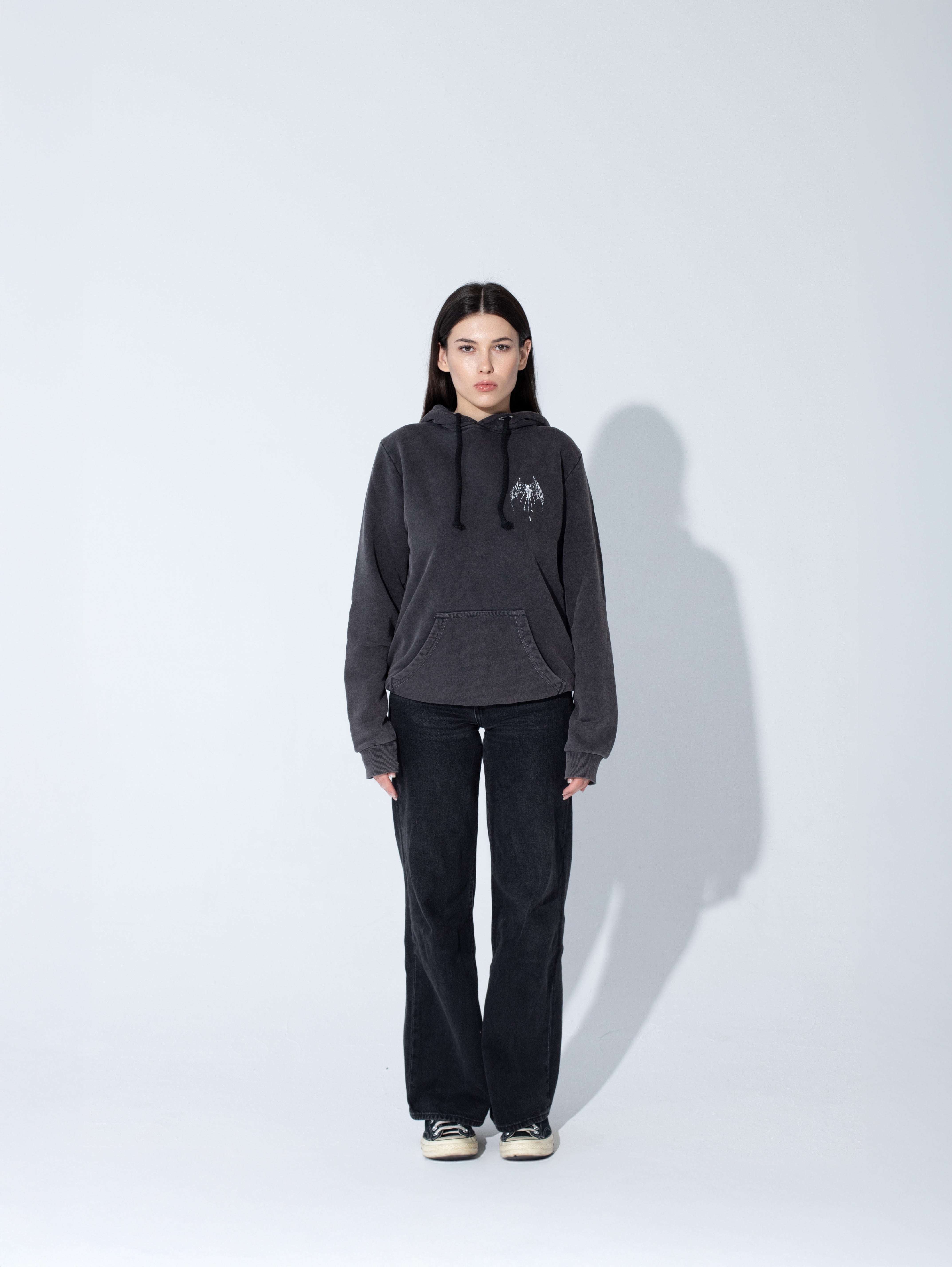 Sprana Czarna Bluza BIES HOODIE - Goth & Rock, Nu Metal od Bies Clothing. Wysokiej jakości bawełna pętelkową, mroczny design. Idealna dla fanów alternatywnej mody i gotyckiego stylu, unisex goth clothing, gothic basics, rock fashion, nu metal. Polska Marka Streetwear