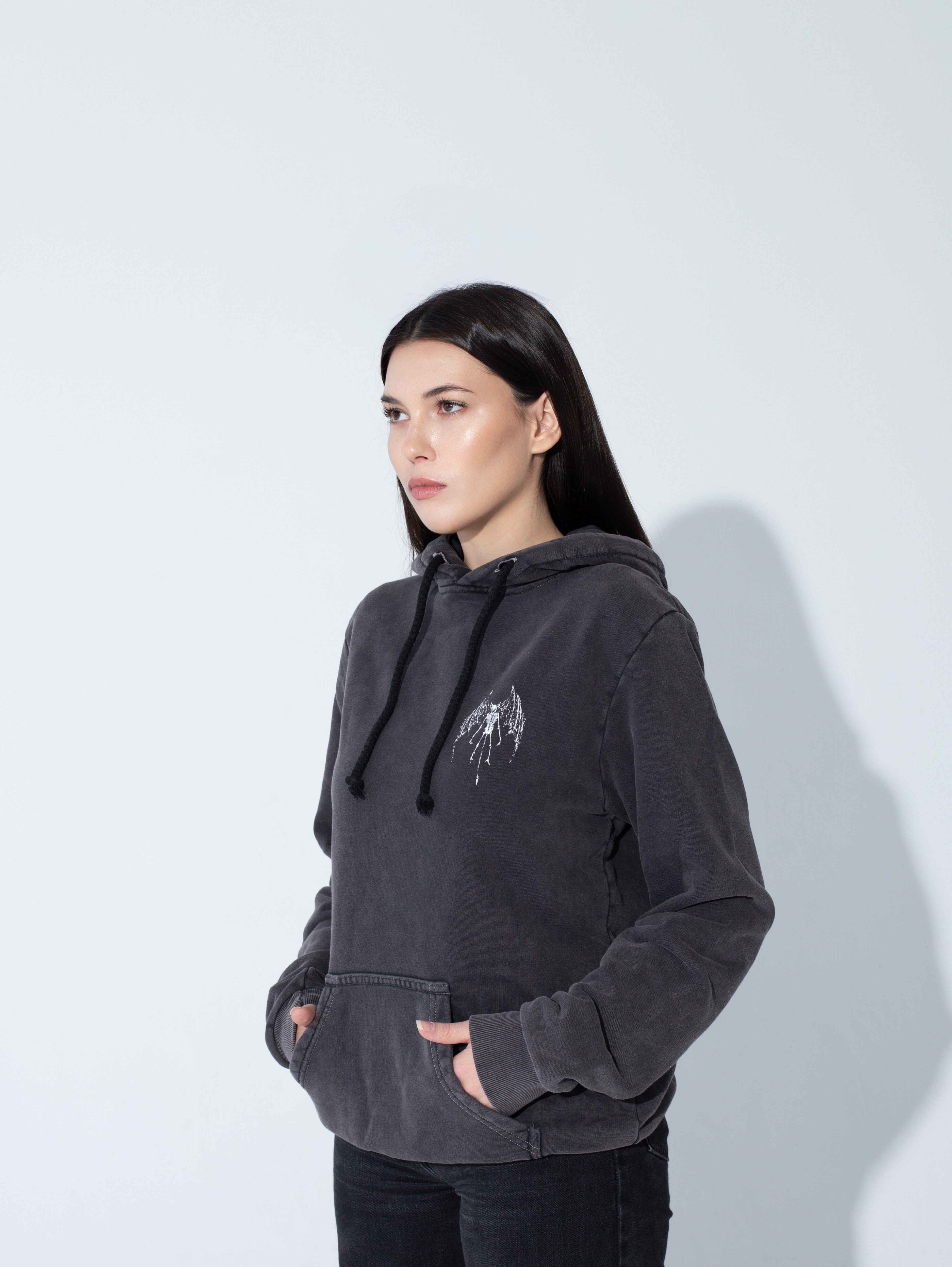 washed black hoodie Sprana Czarna Bluza BIES HOODIE - Goth & Rock, Nu Metal od Bies Clothing. Wysokiej jakości bawełna pętelkową, mroczny design. Idealna dla fanów alternatywnej mody i gotyckiego stylu, unisex goth clothing, gothic basics, rock fashion, nu metal. Polska Marka Streetwear