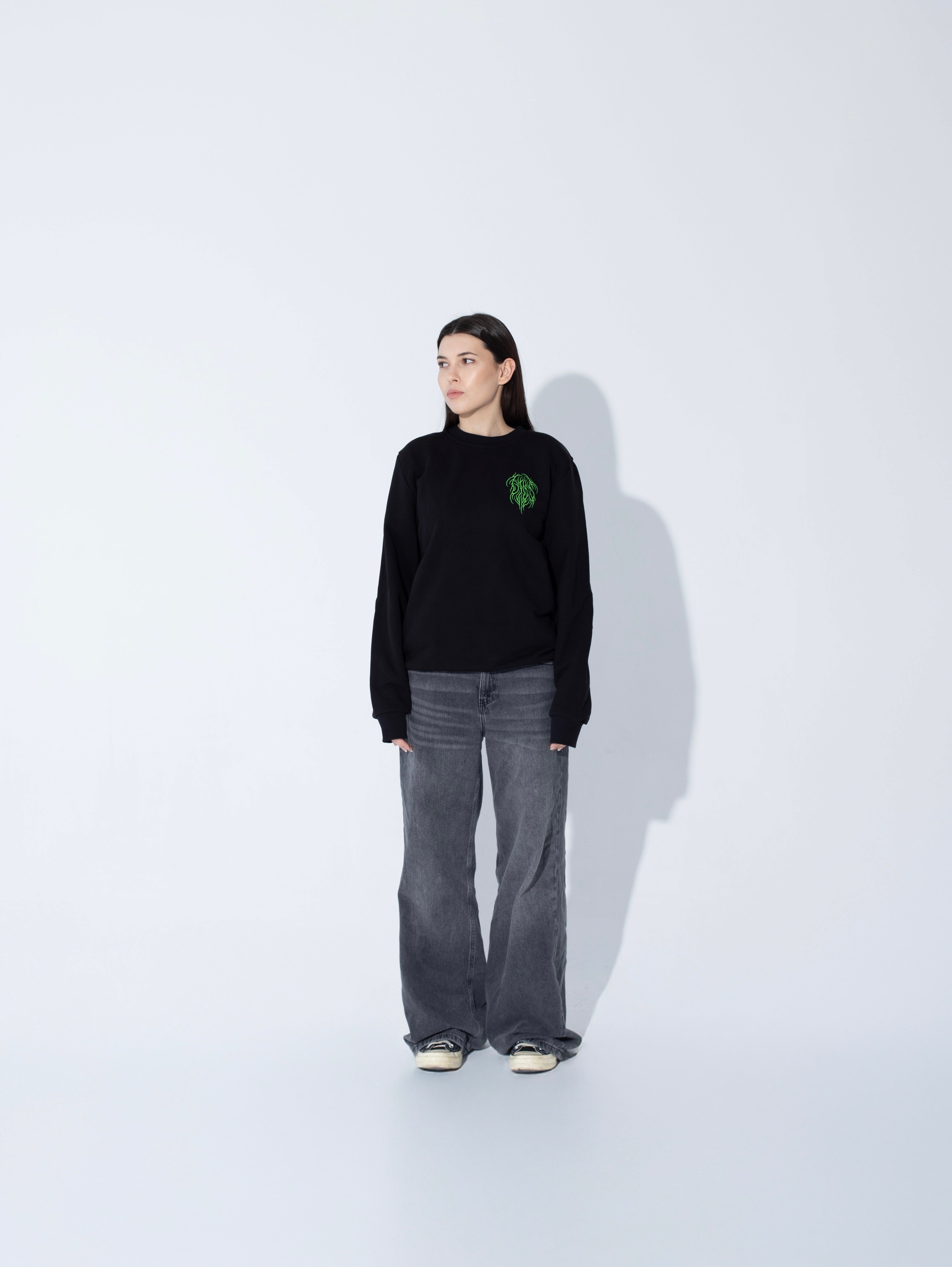Bluza THE WATCHER CREW NECK - Goth & Rock, Nu Metal od Bies Clothing. Bawełna pętelkowa premium 440gsm, mroczny design. Idealny gotycki styl dla fanów alternatywnej mody, unisex goth clothing, gothic basics, rock fashion, nu metal. Polska marka streetwear
