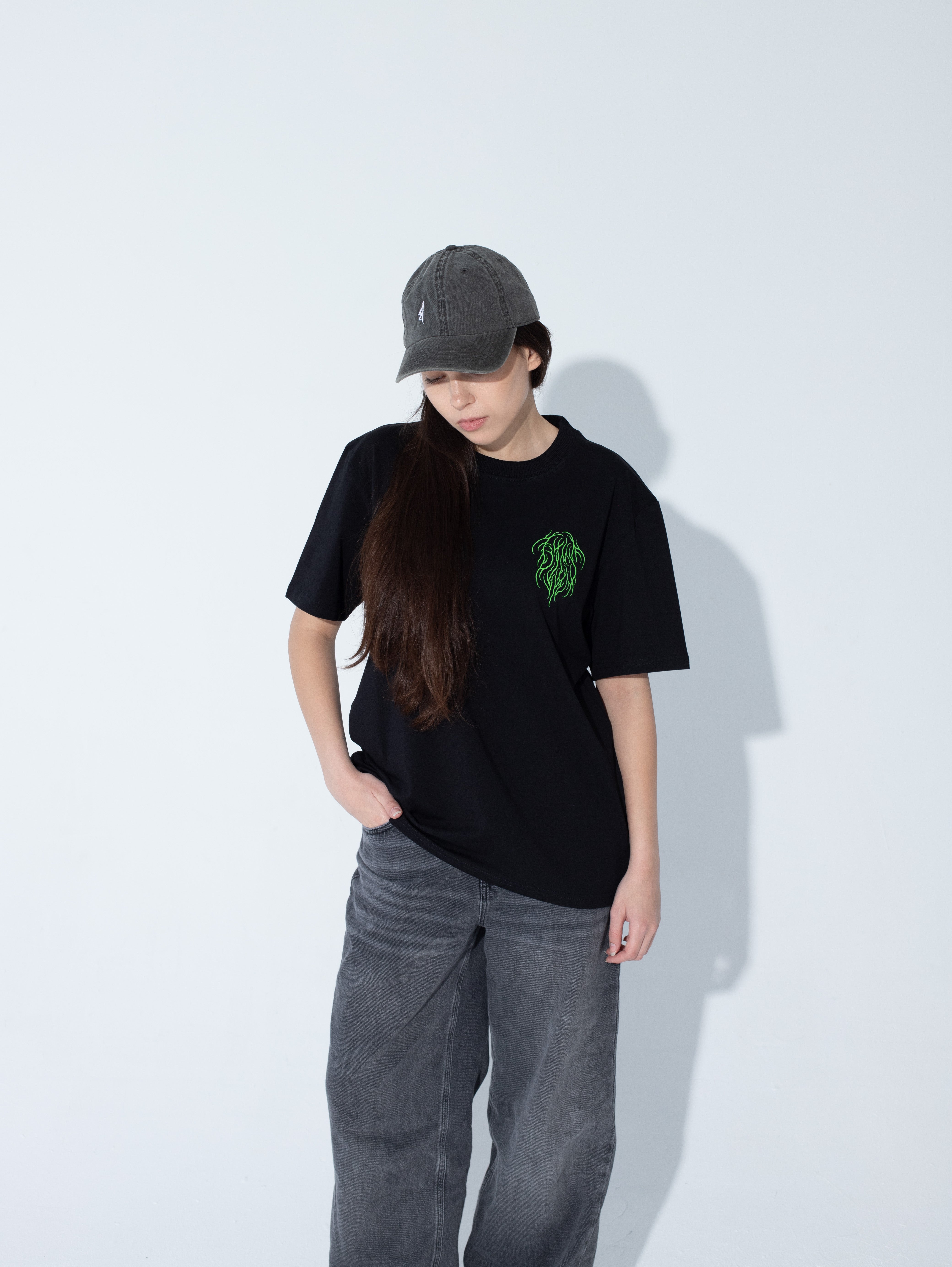 Czarna Czapka Bies Vintage - Goth & Rock, Nu Metal od Bies Clothing. Wysokiej jakości bawełna, minimalistyczny design. Idealny dodatek dla fanów alternatywnej mody, gotycki styl, unisex goth clothing, gothic basics, rock fashion, nu metal. Polska marka streetwear