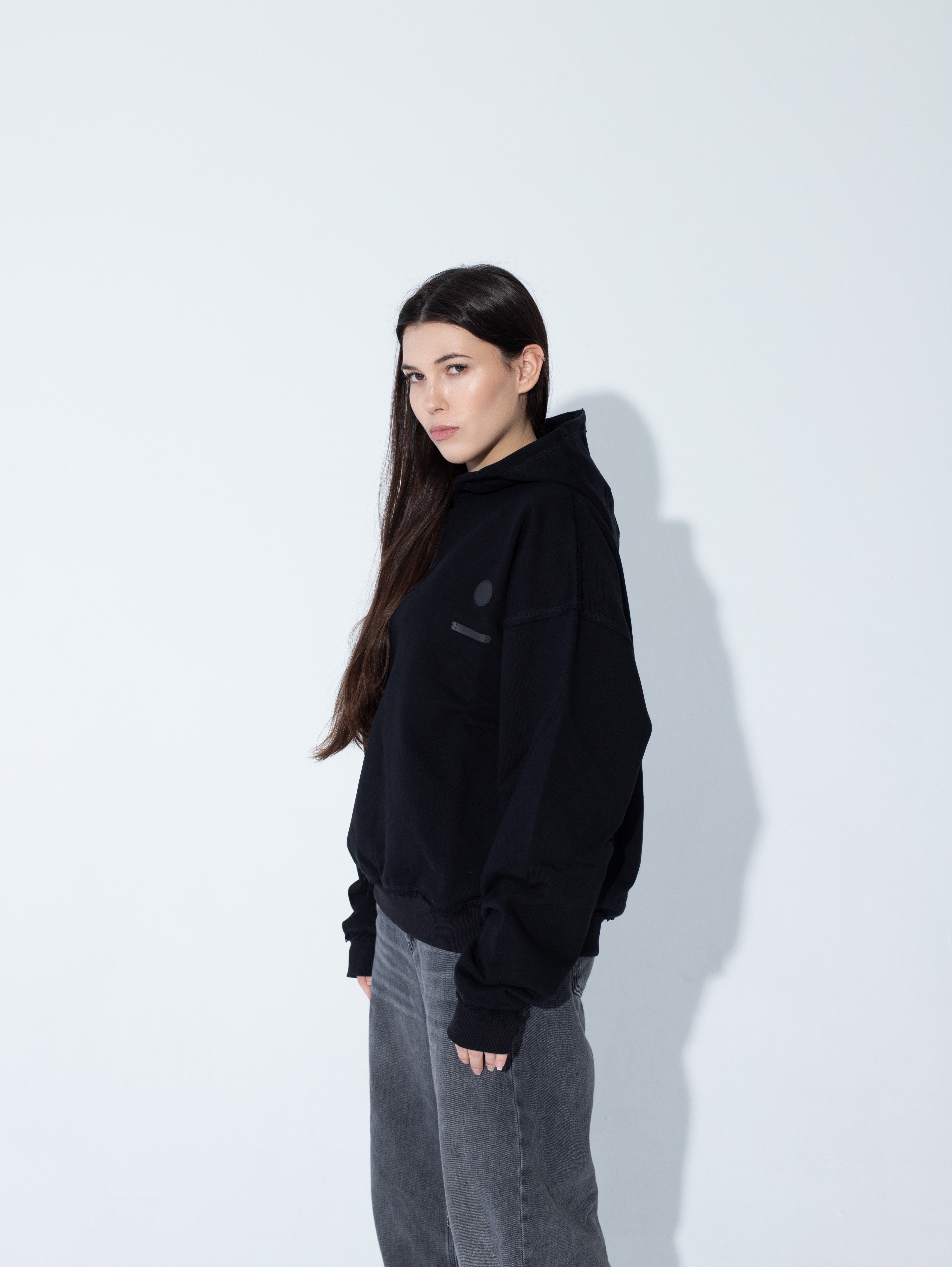 Bluza Boxy Raw Cut - Goth & Rock, Nu Metal od Bies Clothing. Wysokiej jakości bawełna 440gsm, mroczny design. Idealny gotycki styl dla fanów alternatywnej mody, gotycki styl, unisex goth clothing, gothic basics, rock fashion, nu metal.
Polska Marka Streetwear