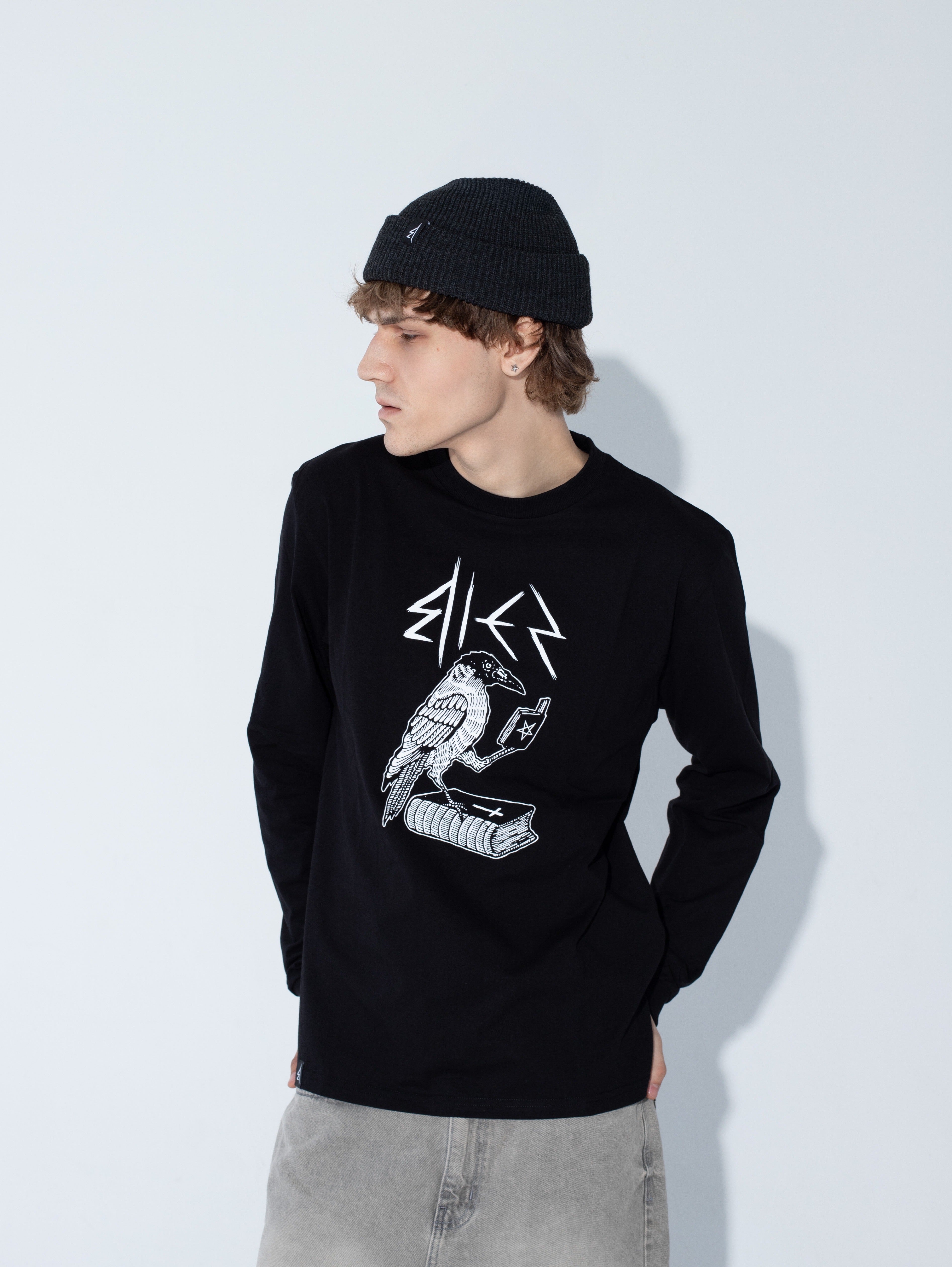 Bies 'Raven' Longsleeve Czarny - Goth & Rock, Nu Metal od Bies Clothing. Wysokiej jakości bawełna, mroczny design. Idealny gotycki styl dla fanów alternatywnej mody, unisex goth clothing, gothic basics, rock fashion, nu metal.
Polska mark streetwear