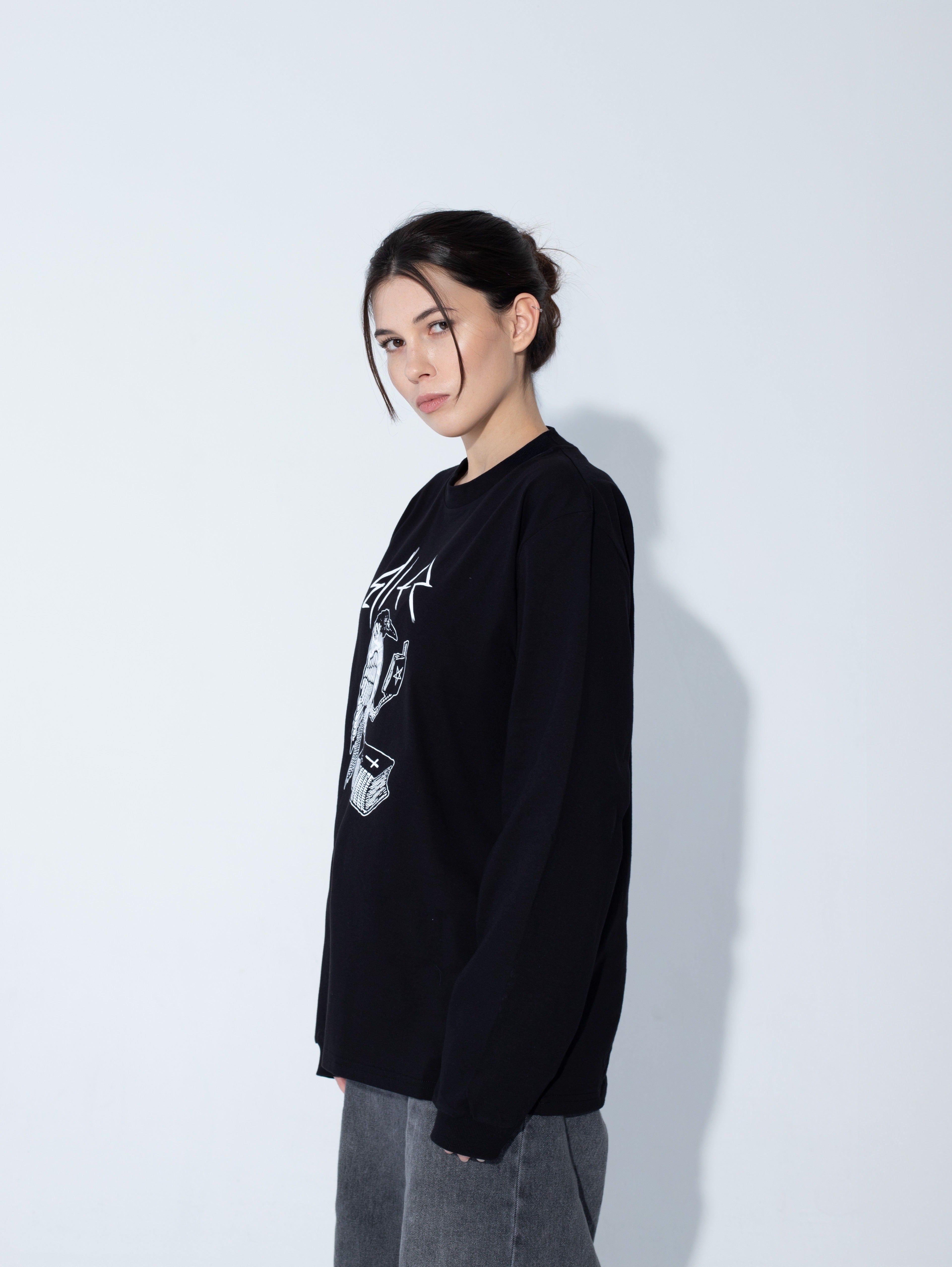 Bies 'Raven' Longsleeve Czarny - Goth & Rock, Nu Metal od Bies Clothing. Wysokiej jakości bawełna, mroczny design. Idealny gotycki styl dla fanów alternatywnej mody, unisex goth clothing, gothic basics, rock fashion, nu metal.
Polska mark streetwear