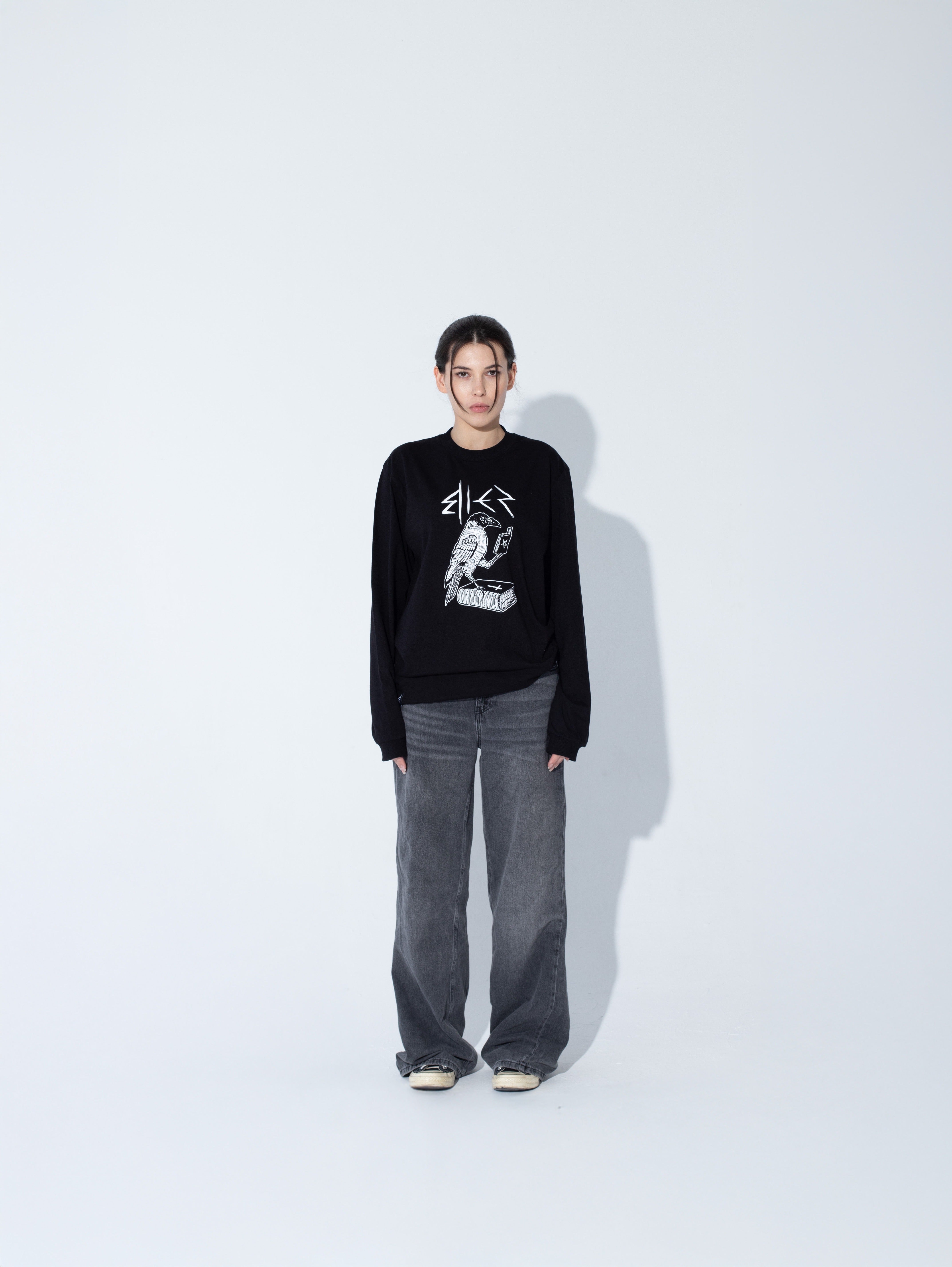 Bies 'Raven' Longsleeve Czarny - Goth & Rock, Nu Metal od Bies Clothing. Wysokiej jakości bawełna, mroczny design. Idealny gotycki styl dla fanów alternatywnej mody, unisex goth clothing, gothic basics, rock fashion, nu metal.
Polska mark streetwear