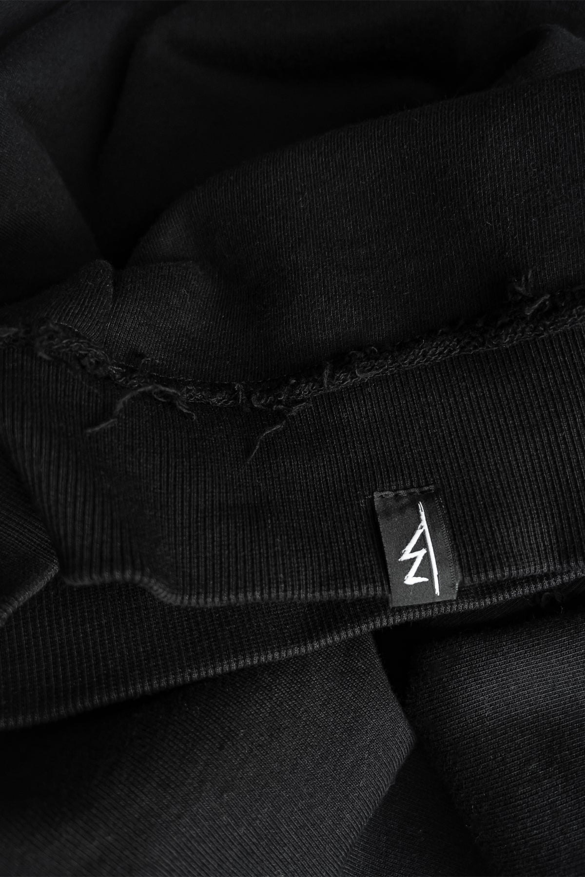Bluza Boxy Raw Cut - Goth & Rock, Nu Metal od Bies Clothing. Wysokiej jakości bawełna 440gsm, mroczny design. Idealny gotycki styl dla fanów alternatywnej mody, gotycki styl, unisex goth clothing, gothic basics, rock fashion, nu metal.