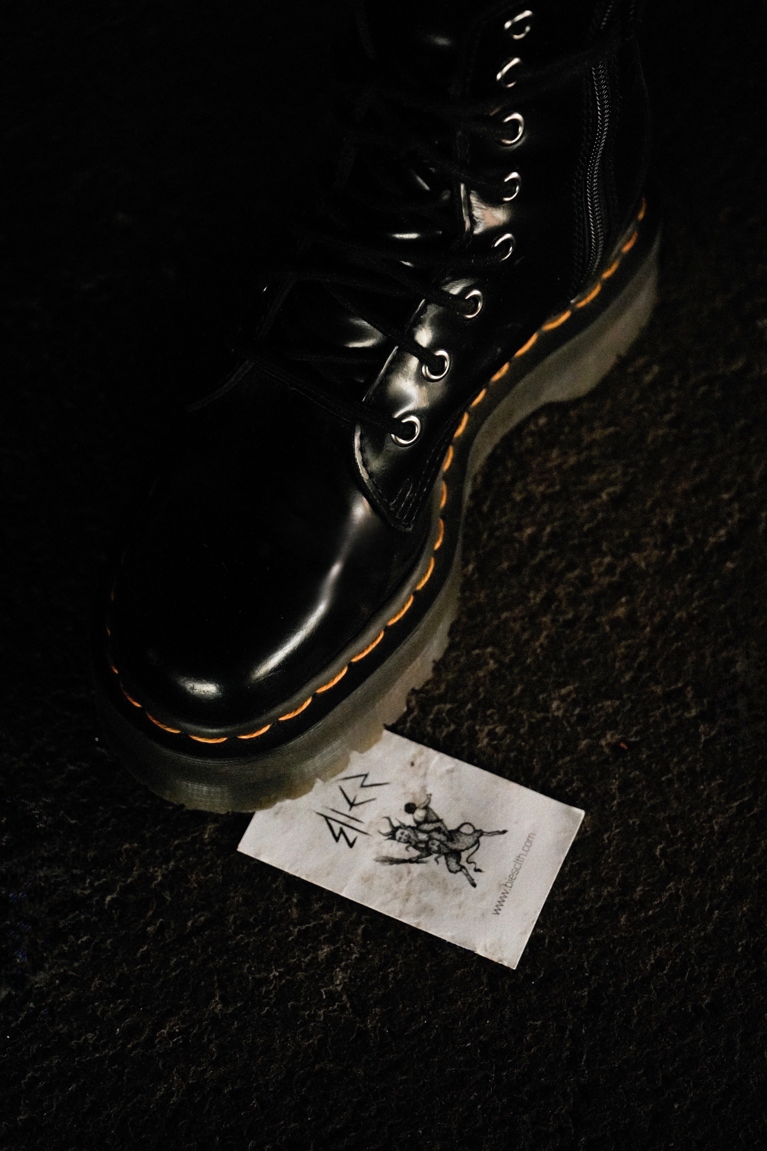 Polski Streetwear vs Fast Fashion - Dlaczego warto wybierać lokalną produkcję