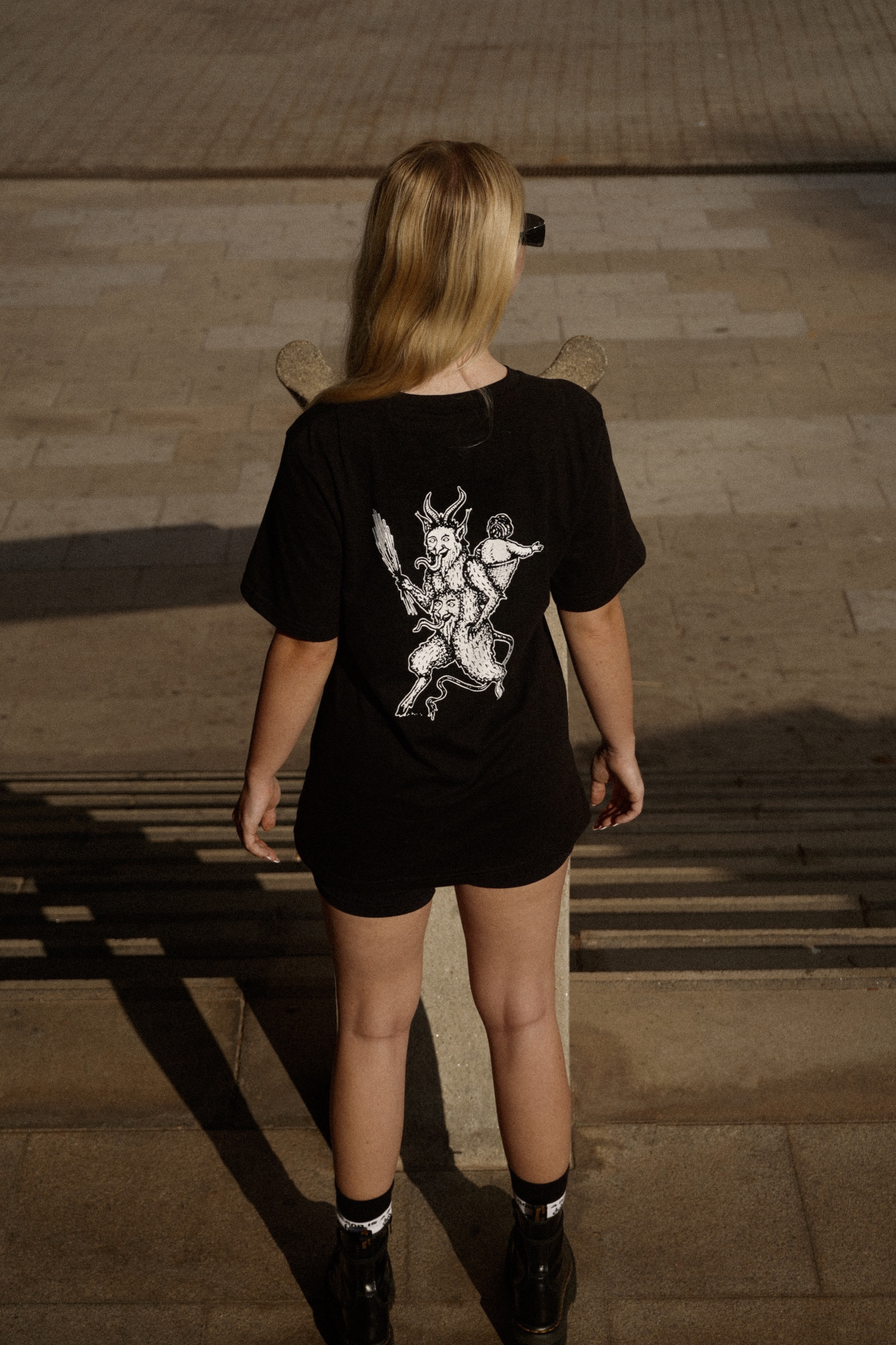 czarna koszulka z nadrukiem diabła na plecach od marki Bies Clothing -  Alternative & Satanic Polish Streetwear Brand 