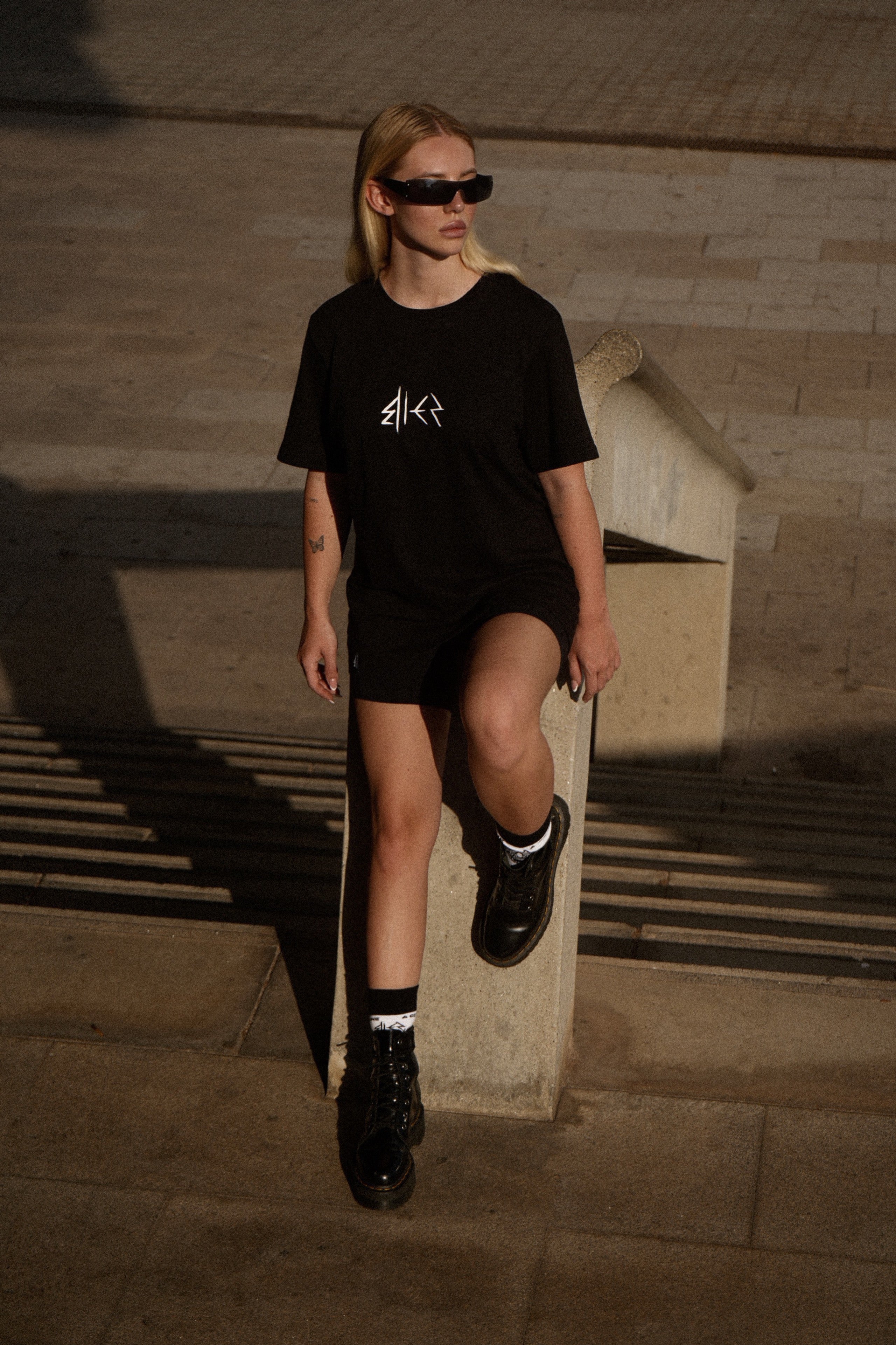 czarna koszulka z nadrukiem diabła na plecach od marki Bies Clothing -  Alternative & Satanic Polish Streetwear Brand 