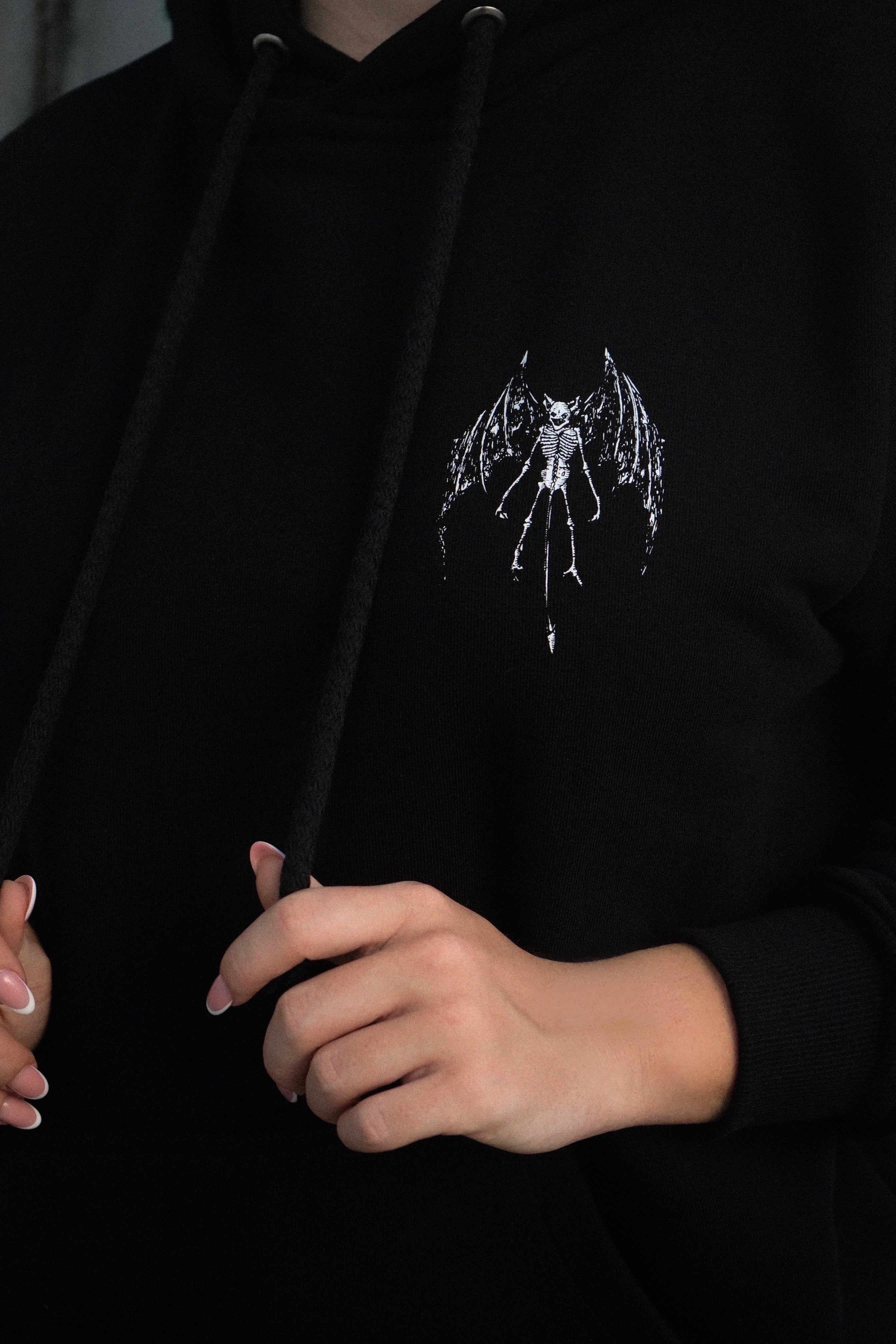 Przód Czarnej bluzy Bies Hoodie z kieszenią kangur, kapturem i nadrukiem na piersi od marki Bies Clothing -  Alternative & Satanic Polish Streetwear Brand 