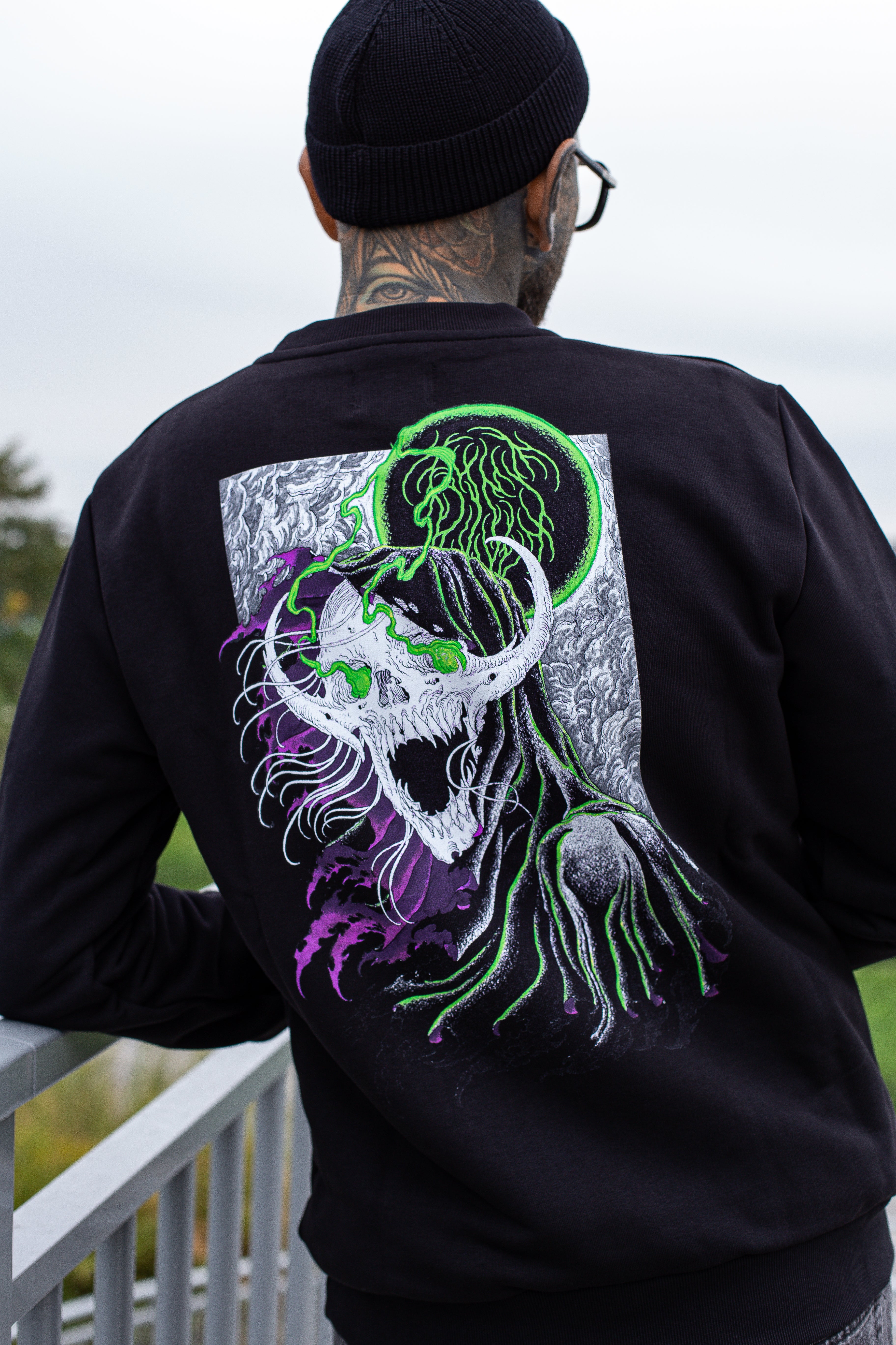 The Watcher Crew Neck czarna bluza z kolorowym nadrukiem czaszki na plecach i kolorowym detalem na piersi  od marki Bies Clothing -  Alternative & Satanic Polish Streetwear Brand 