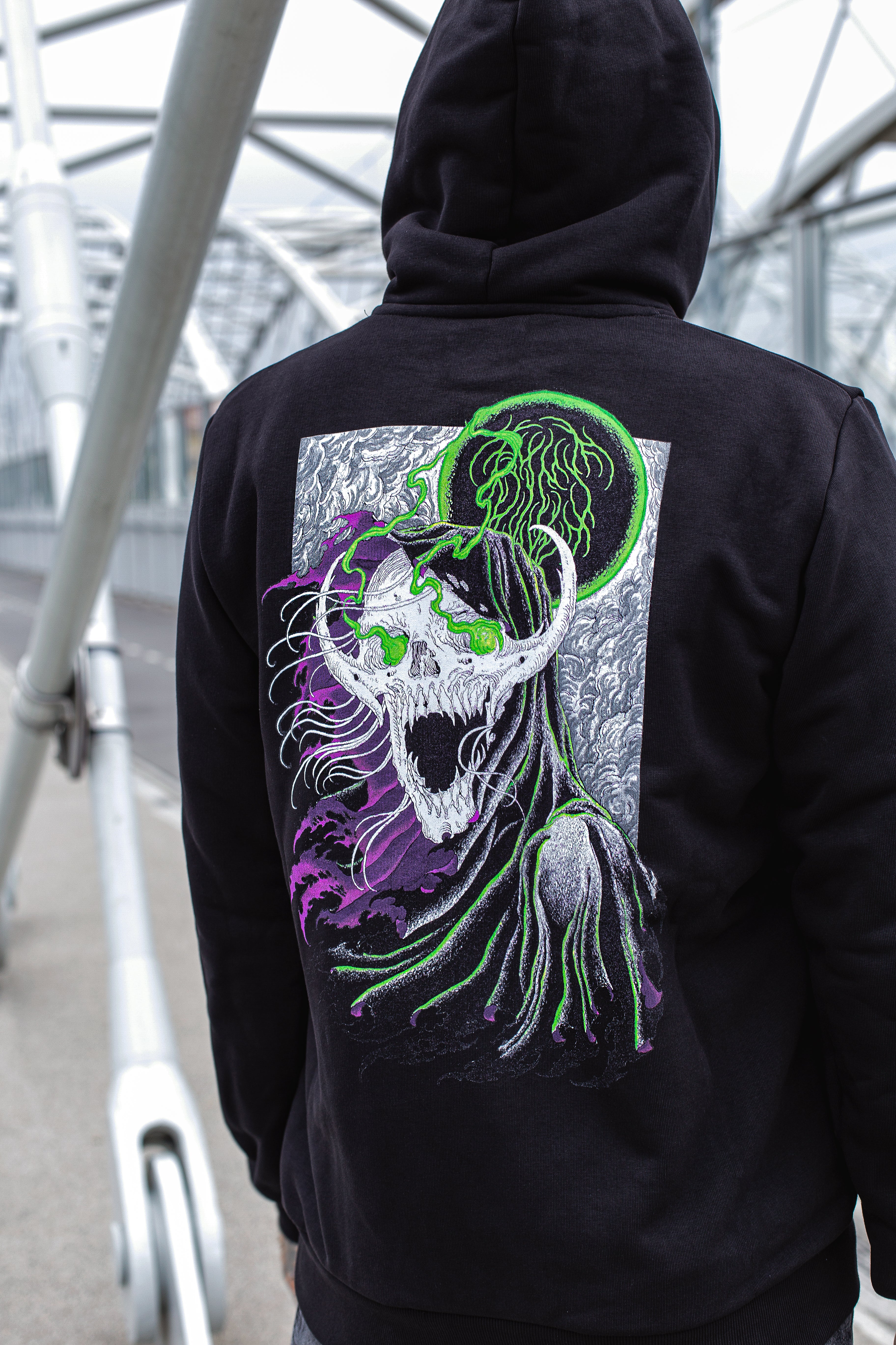 The Watcher Hoodie czarna bluza z kapturem oraz kolorowym nadrukiem czaszki na plecach i kolorowym detalem na piersi  od marki Bies Clothing -  Alternative & Satanic Polish Streetwear Brand 