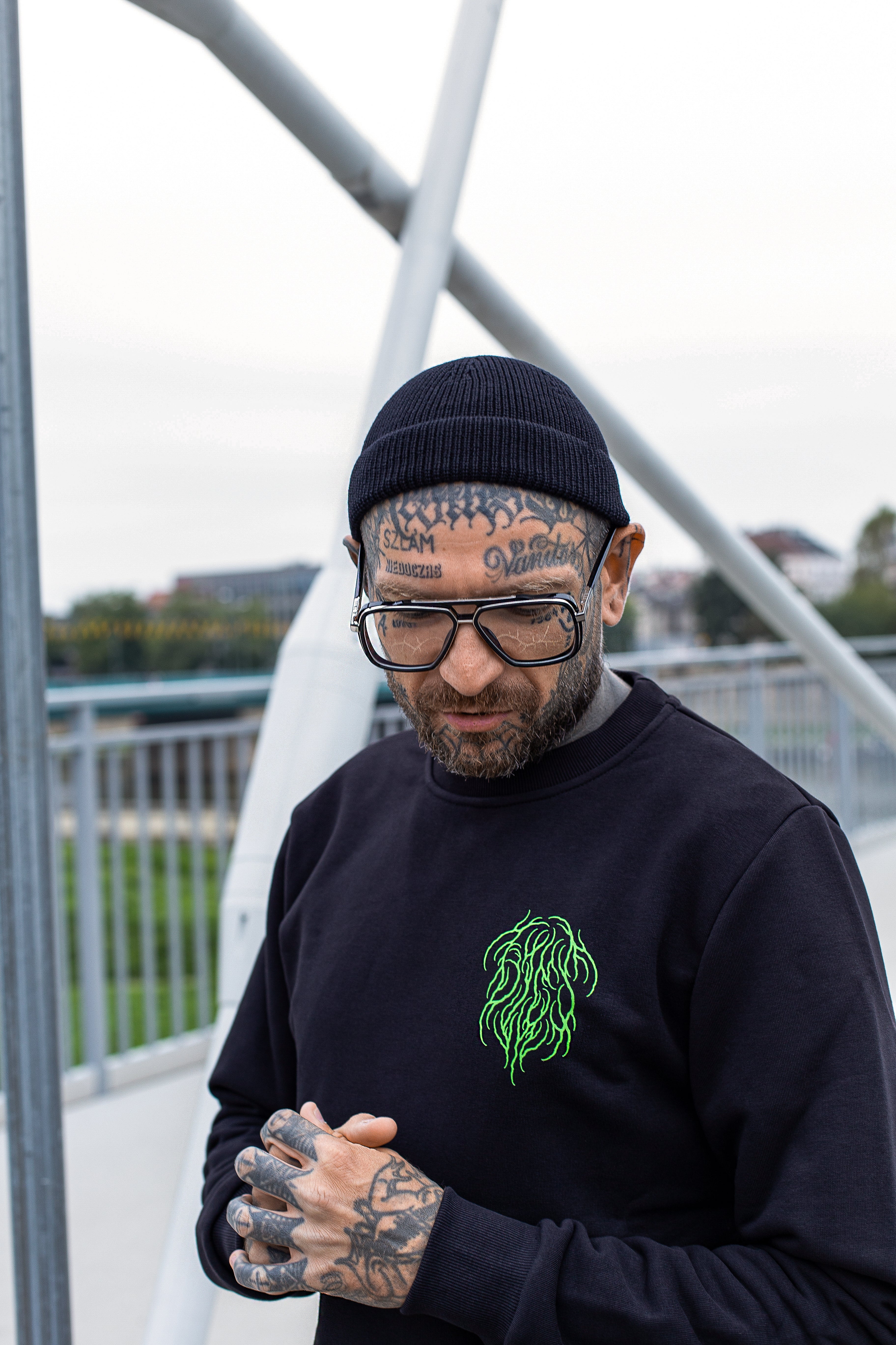 The Watcher Crew Neck czarna bluza z kolorowym nadrukiem czaszki na plecach i kolorowym detalem na piersi  od marki Bies Clothing -  Alternative & Satanic Polish Streetwear Brand 