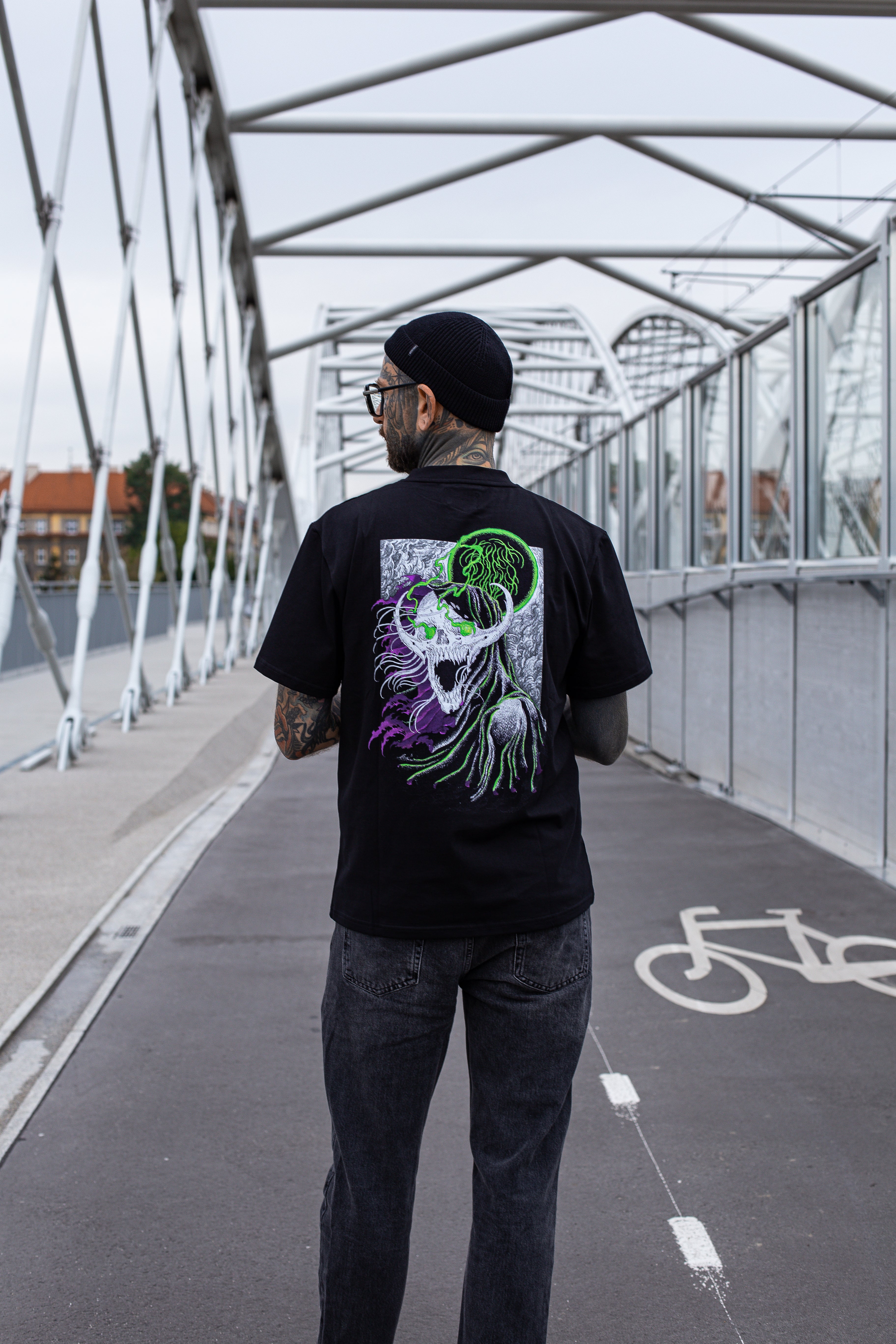 The Watcher T-shirt czarna koszulka z  kolorowym nadrukiem czaszki na plecach i kolorowym detalem na piersi  od marki Bies Clothing -  Alternative & Satanic Polish Streetwear Brand 