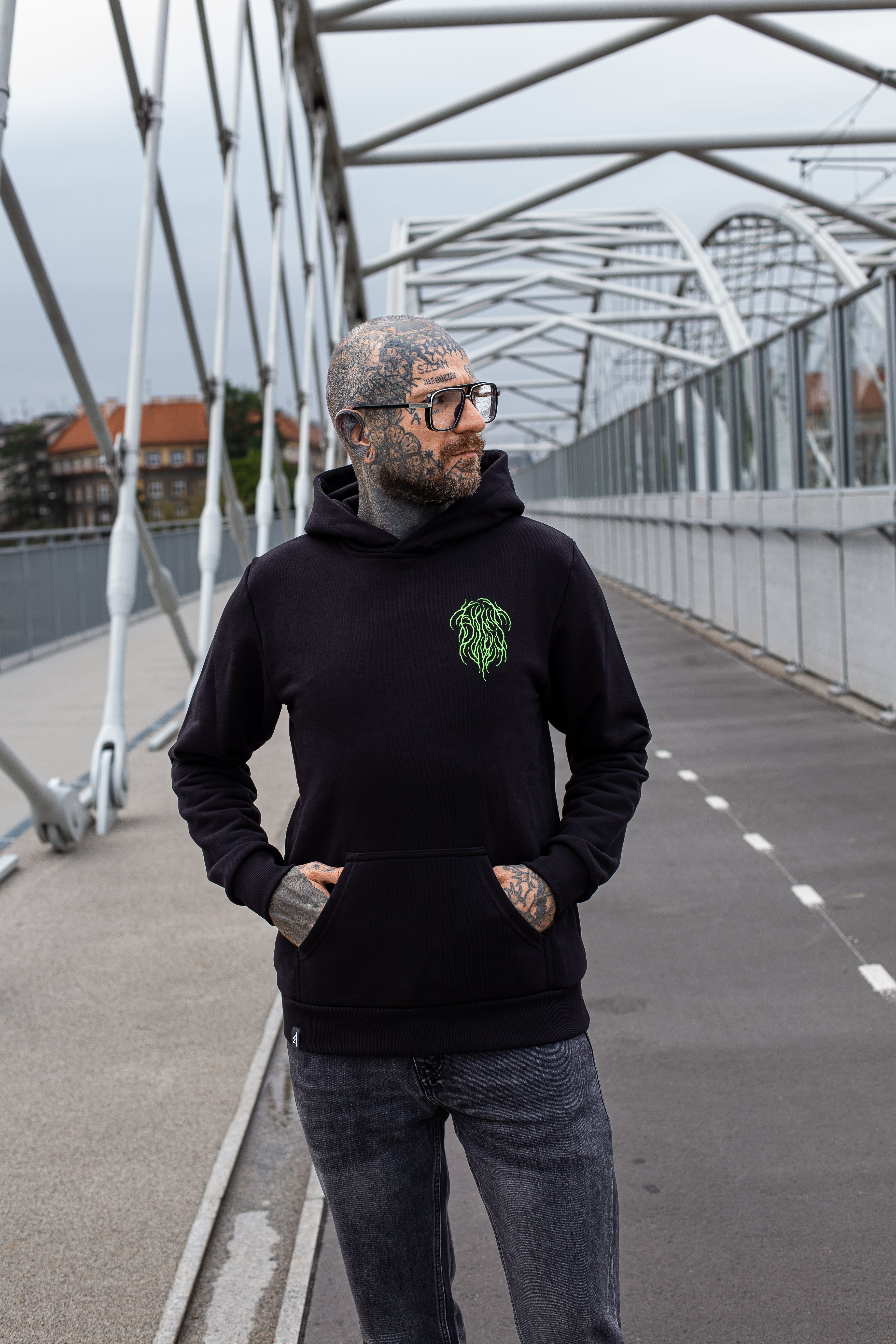 The Watcher Hoodie czarna bluza z kapturem oraz kolorowym nadrukiem czaszki na plecach i kolorowym detalem na piersi  od marki Bies Clothing -  Alternative & Satanic Polish Streetwear Brand 