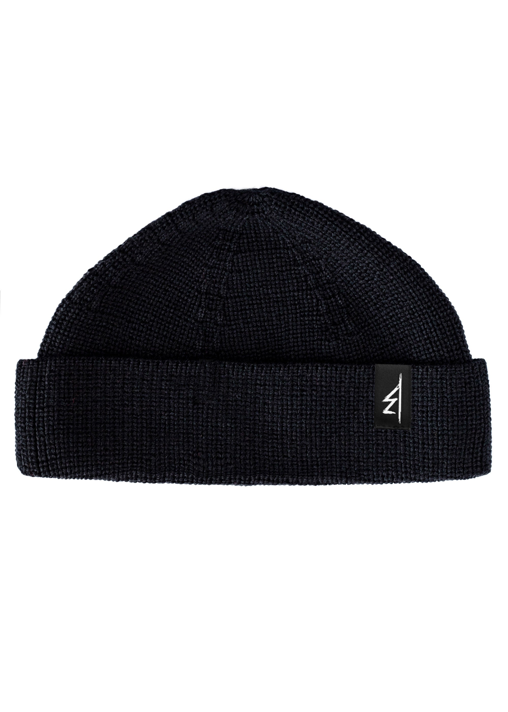 Bies Clothing moda alternatywna polski streetwear. Krótka czapka z włoskiej wełny z merynosów w kolorze czarnym. Wysokość po zawinięciu to 15cm, a szerokość to 23cm. Dodatkowo po lewej stronie znajduje się dyskretna metka z naszym logo.