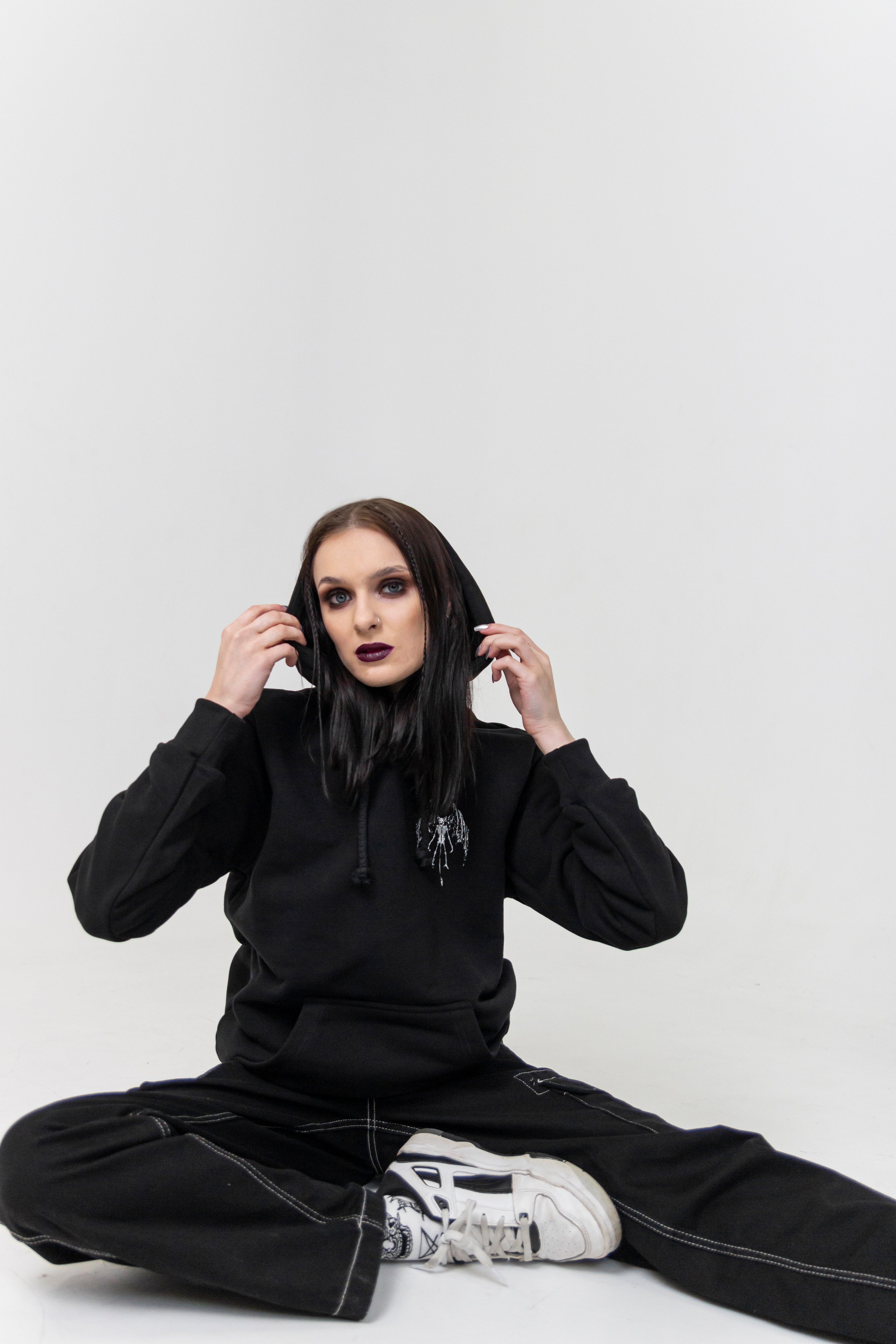 Przód Czarnej bluzy Bies Hoodie z kieszenią kangur, kapturem i nadrukiem na piersi od marki Bies Clothing -  Alternative & Satanic Polish Streetwear Brand 