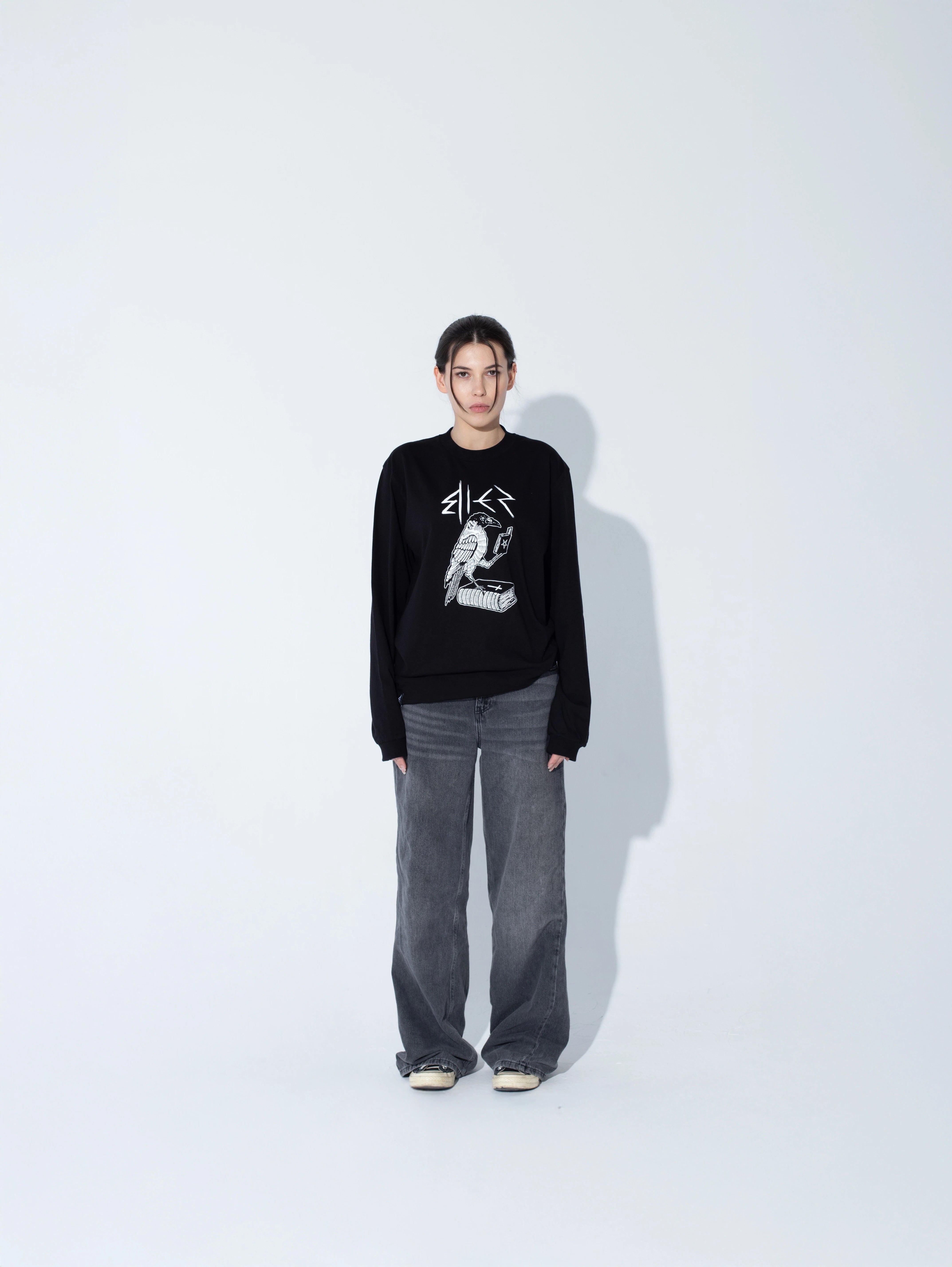 modelka ubrana w longsleeve od bies clothing w stylu grunge , rock, numeral, streetwear z polski nadruk z krukiem, moda alternatywna